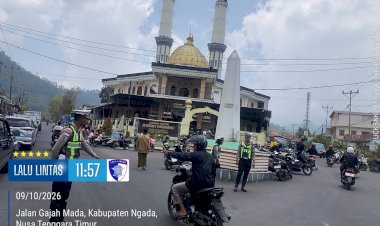 Pelayanan-Humanis-Polri,-Satlantas-Polres-Ngada-Amankan-Sholat-Jumat-dan-Tertibkan-Arus-Lalu-Lintas
