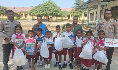 SALURKAN-BANTUAN-PERLENGKAPAN-SEKOLAH-BAGI-SISWA-TERDAMPAK,-POLSEK-SOA-POLRES-NGADA-WUJUDKAN-KEPEDULIAN-DAN-SEMANGAT-UNTUK-BANGKIT-‎