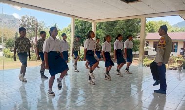 BENTUK-GENERASI-DISIPLIN-DAN-CINTA-SEKOLAH,-BHABINKAMTIBMAS-POLRES-NGADA-LATIH-12-SISWA-MENJADI-POLISI-SISWA-DI-SMP-YOS-SUDARSO-JEREBUU-‎