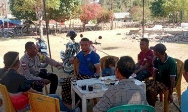 BHABINKAMTIBMAS-POLRES-NGADA-SAMBANGI-WARGA-TERDAMPAK-GEMPA-BUMI-DI-MAROTAUK,-HADIRKAN-RASA-AMAN-DAN-NYAMAN