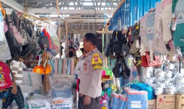 POLSEK-RIUNG-HADIR-DI-PASAR-MINGGUAN-RIUNG-BARAT,-MONITORING-HARGA-SEMBAKO-DAN-AJAK-WARGA-JAGA-KAMTIBMAS