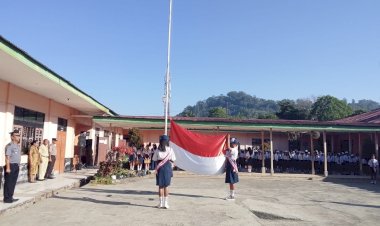POLISI-PEDULI-PENDIDIKAN,-KASAT-BINMAS-POLRES-NGADA-JADI-INSPEKTUR-UPACARA-DI-SMP-NEGERI-2-BAJAWA