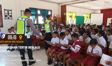 POLISI-PEDULI-PENDIDIKAN,-SATLANTAS-POLRES-NGADA-EDUKASI-SISWA-SDN-WATUTURA-TENTANG-ETIKA-BERLALU-LINTAS