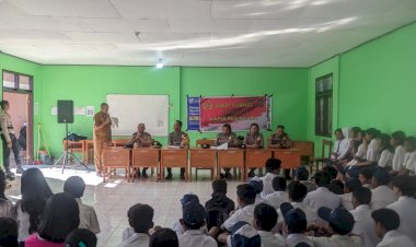 CEGAH-EKSTREMISME-SEJAK-DINI,-SATBINMAS-POLRES-NGADA-GELAR-JUMAT-CURHAT-DI-SMPN-2-BAJAWA