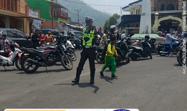 SATLANTAS-POLRES-NGADA-AMANKAN-IBADAH-SALAT-JUMAT,-REKAYASA-LALU-LINTAS-WUJUDKAN-RUANG-PUBLIK-AMAN