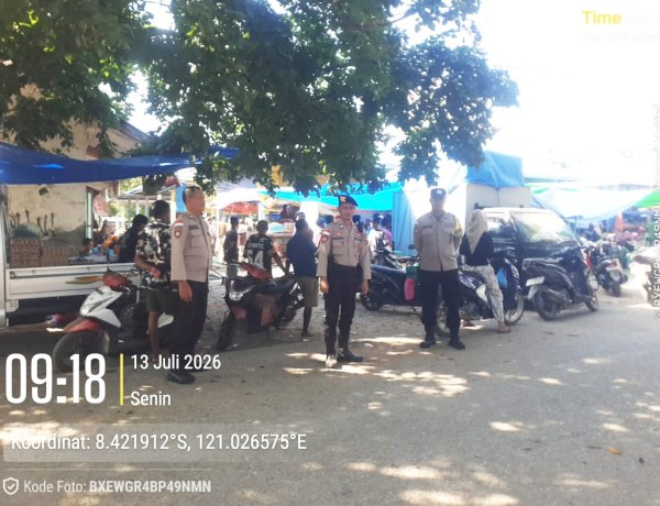 Bhabinkamtibmas Polsek Riung Monitor Harga Sembako dan Berikan Imbauan Kamtibmas di Pasar Mingguan Riung ‎