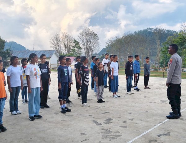 Bhabinkamtibmas Kelurahan Bajawa Latih PBB dan Sampaikan Pesan Kamtibmas kepada Siswa SMP Satap 1 Bajawa