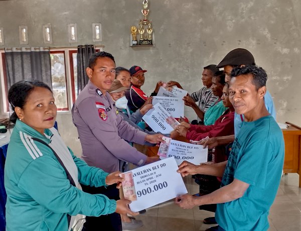 Bhabinkamtibmas Desa Dariwali dampingi Penyaluran BLT-DD TAHAP I di Desa Tiworiwu II, Sekaligus sampaikan Pesan Kamtibmas 