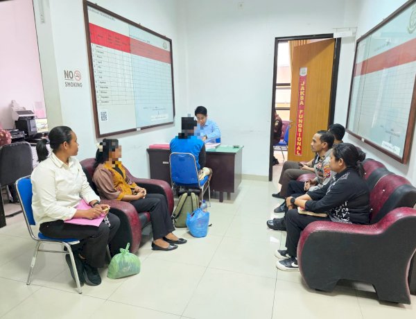 POLRES NGADA SERAHKAN TERSANGKA DAN BARANG BUKTI PERKARA DUGAAN PERSETUBUHAN TERHADAP ANAK KEPADA KEJAKSAAN