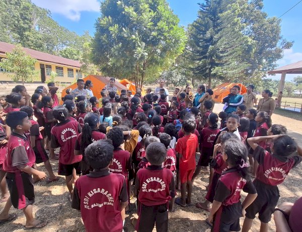 SENYUM KEMBALI HADIR, POLRES NGADA POLSEK SOA DAMPINGI ANAK-ANAK SDI KISARAGHE PULIH DARI TRAUMA GEMPA