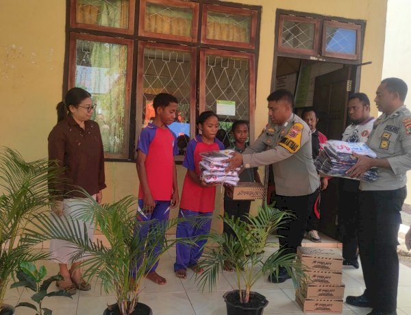 Pasca Gempa, Polsek Soa Hadirkan Senyum Anak-anak Lewat Bantuan Perlengkapan Sekolah