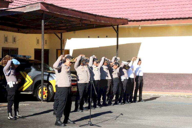 Menjaga Kesehatan dan Kebugaran Personel, Kapolres Ngada Pimpin Kegiatan Peregangan.