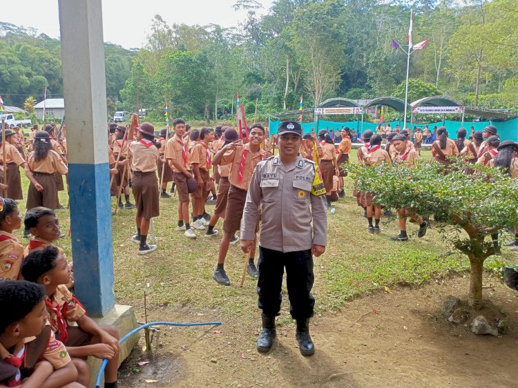 Bhabinkamtibmas Desa Rakateda I Hadiri Penutupan PERJUSAMI SMP se-Golewa Raya, Sampaikan Pesan Kamtibmas kepada Generasi Muda‎