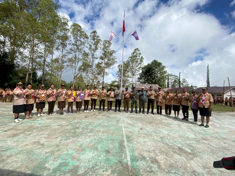 Bhabinkamtibmas Desa Rakateda I Hadiri Penutupan PERJUSAMI SMP se-Golewa Raya, Sampaikan Pesan Kamtibmas kepada Generasi Muda‎