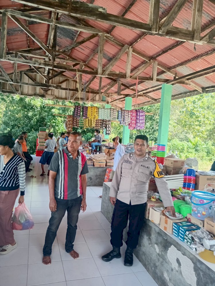 Bhabinkamtibmas Polsek Aimere Monitoring Harga Sembako dan Sampaikan Imbauan Kamtibmas di Pasar Mingguan Jerebuu