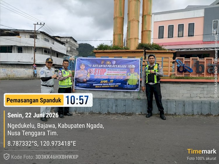 Polres Ngada Sosialisasikan Tertib Berlalu Lintas dan Pasang Spanduk “Stop Mengemudi Dalam Pengaruh Alkohol”