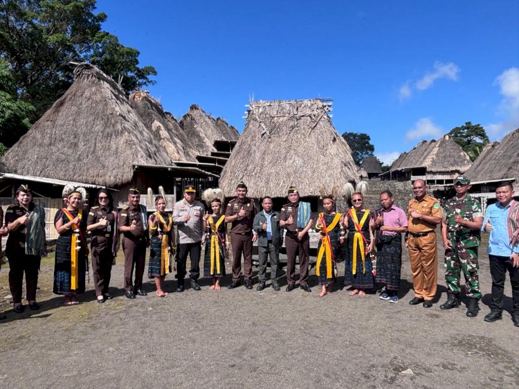 WAKAPOLRES NGADA HADIRI KUNJUNGAN KERJA KEPALA KEJAKSAAN TINGGI NTT DI KAMPUNG ADAT BENA