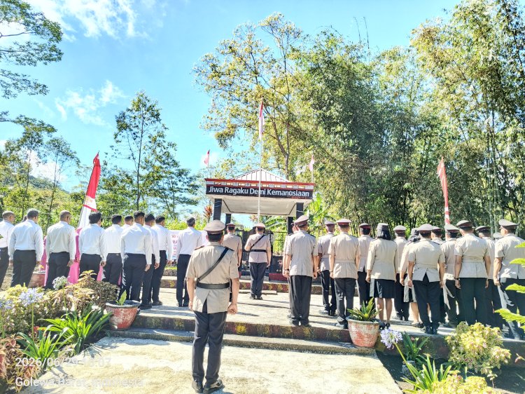 Penghormatan kepada Pejuang, Polres Ngada Gelar Ziarah Makam Alm. Bonefasius Jawa Sambut Hari Bhayangkara ke-80