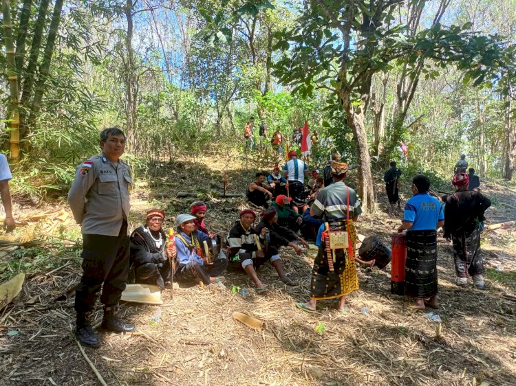 Dukung kelestarian Adat Ngada, Bhabinkamtitmas Polres Ngada Amankan Prosesi Mgadhu