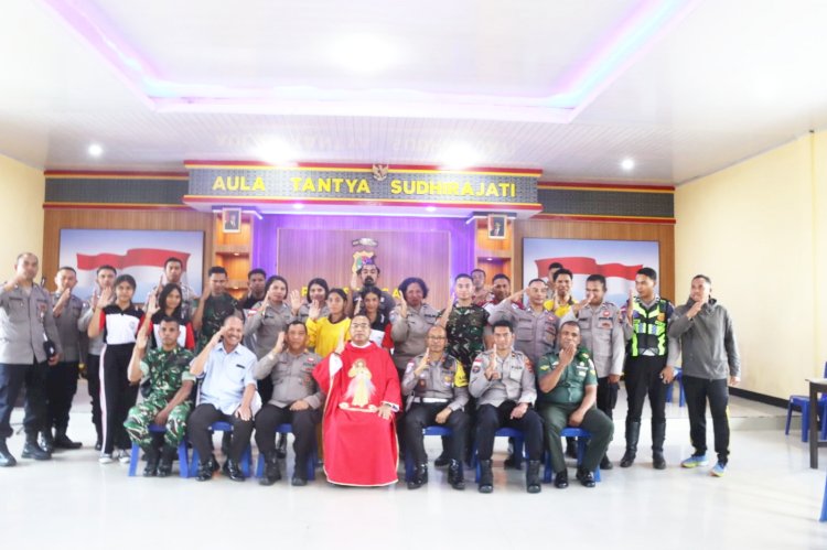 Binrohtal Gabungan TNI-Polri dan Misa Jumat Pertama, Polres Ngada Perkuat Iman serta Sinergitas Personel  ‎
