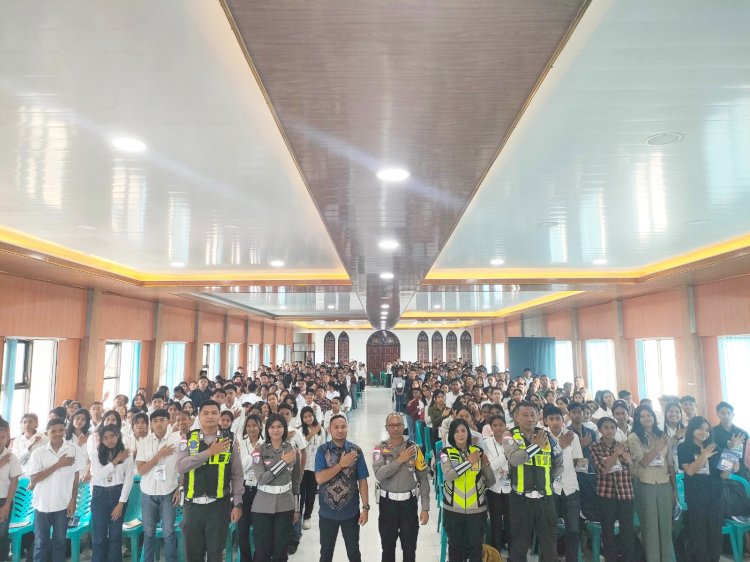 SATLANTAS POLRES NGADA BERIKAN EDUKASI ETIKA DAN TERTIB BERLALU LINTAS KEPADA PELAJAR SMK REGINA PACIS BAJAWA