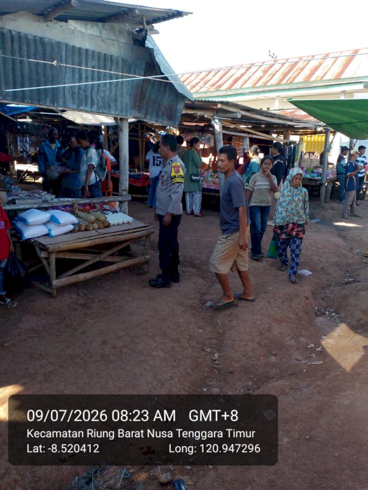 Bhabinkamtibmas Polsek Riung Monitoring Harga Sembako dan Sampaikan Himbauan Kamtibmas di Pasar Mingguan Riung Barat ‎