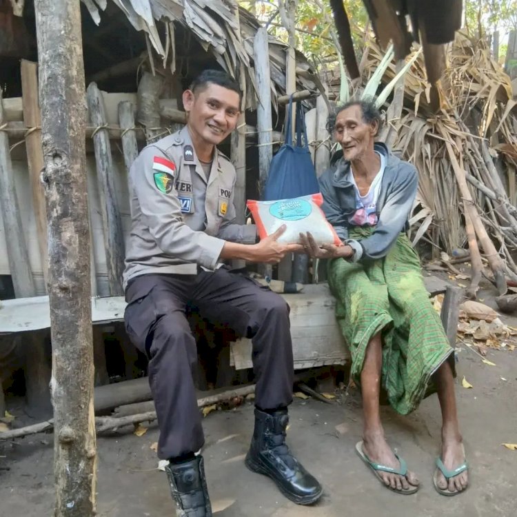 Jumat Berkah, Sidokkes Polres Ngada Salurkan Bantuan kepada Warga di Desa Waesae