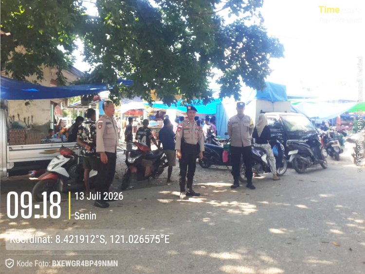 Bhabinkamtibmas Polsek Riung Monitor Harga Sembako dan Berikan Imbauan Kamtibmas di Pasar Mingguan Riung ‎