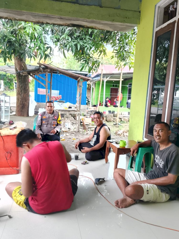 Bhabinkamtibmas Desa Kezewea Sambangi Warga Maumbawa, Perkuat Sinergi dalam Menjaga Kamtibmas