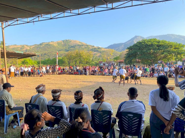 Polsek Riung laksanakan Pengamanan Pentas Budaya Tinju Adat Tadho Mbela Mese, Warisan Leluhur yang terus Dilestarikan 