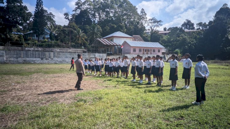 Bhabinkamtibmas Polsek Aimere Isi MPLS dengan Pelatihan PBB, Bentuk Karakter Disiplin Pelajar Sejak Dini  ‎