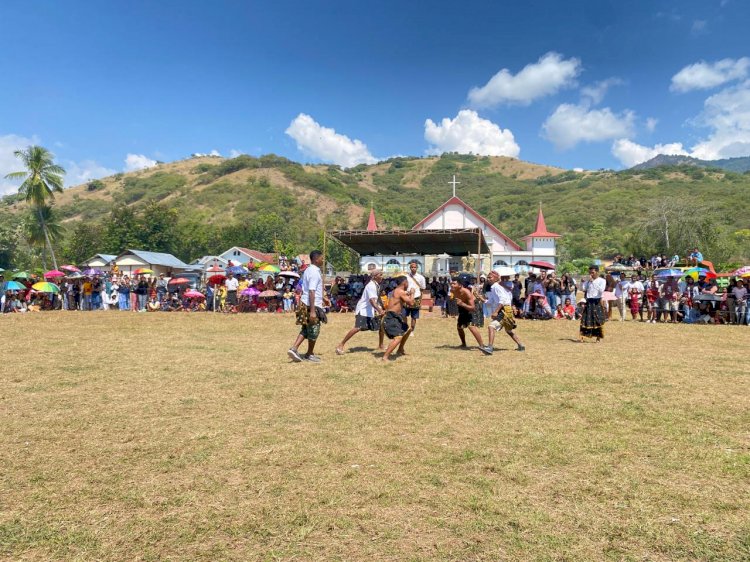 POLSEK RIUNG AMANKAN PENTAS BUDAYA TINJU ADAT TADHO “MBELA TADHO”, WUJUD KOMITMEN POLRI DALAM MENJAGA PELESTARIAN BUDAYA DAN KAMTIBMAS