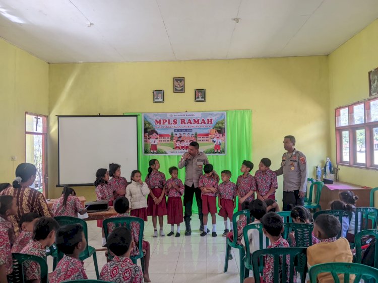 BHABINKAMTIBMAS KELURAHAN BAJAWA MEMBERIKAN EDUKASI KAMTIBMAS KEPADA SISWA SDI BAJAWA DALAM RANGKA MPLS