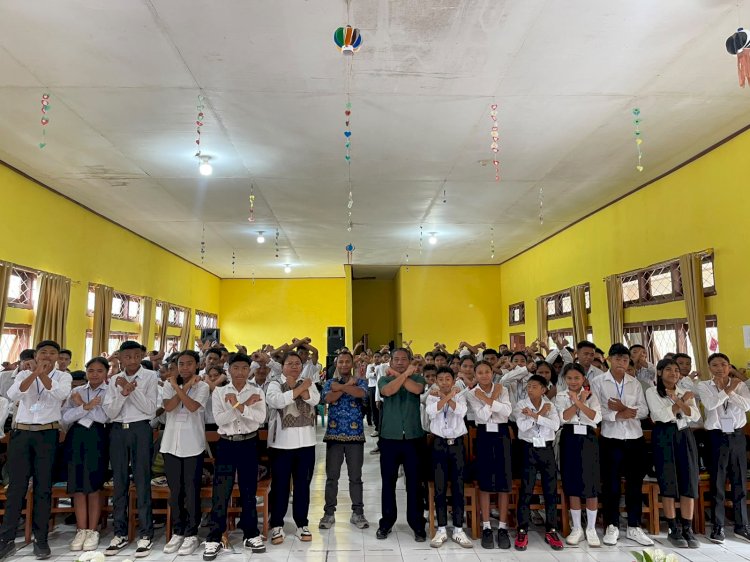 POLRES NGADA BERIKAN PENYULUHAN PENCEGAHAN PENYALAHGUNAAN NARKOBA DAN MIRAS ILEGAL KEPADA PELAJAR SMAN 2 BAJAWA