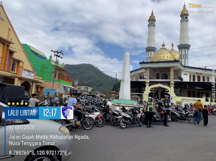 POLRES NGADA HADIR MEMBERIKAN PENGAMANAN IBADAH SHOLAT JUMAT DAN REKAYASA ARUS LALU LINTAS DI BAJAWA
