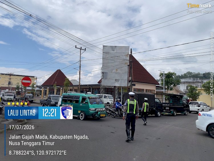 POLRES NGADA HADIR MEMBERIKAN PENGAMANAN IBADAH SHOLAT JUMAT DAN REKAYASA ARUS LALU LINTAS DI BAJAWA