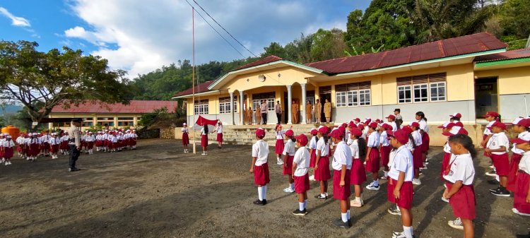 Kasat Binmas Polres Ngada Pimpin Upacara Bendera di SDI 6 Bajawa, Tanamkan Nilai Disiplin dan Cinta Tanah Air