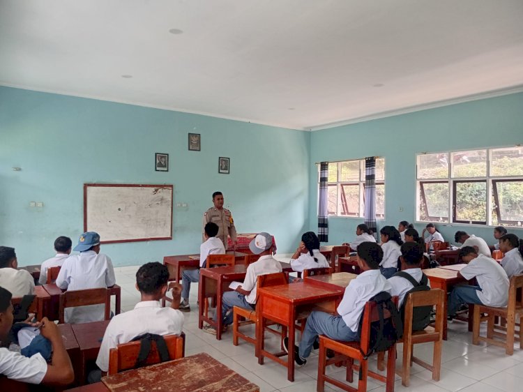 Bhabinkamtibmas Desa Naruwolo Sosialisasikan Kamtibmas kepada Siswa Baru SMA Negeri 1 Jerebuu, Wujudkan Pelajar yang Tertib dan Bijak Bermedia Sosial