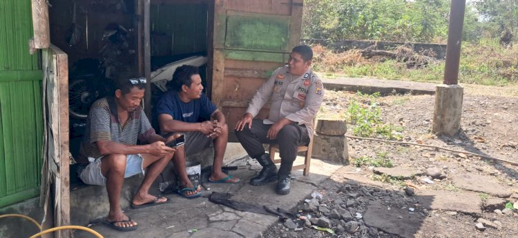 Bhabinkamtibmas Desa Nginamanu Sambangi Warga, Ajak Bersama Jaga Kamtibmas di Wolomeze