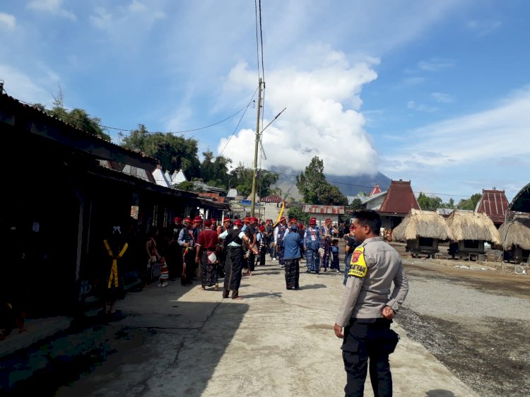BHABINKAMTIBMAS POLRES NGADA LAKUKAN PEMANTAUAN ACARA ADAT KA SAO BUPU DERU WOE TURU, AJAK MASYARAKAT JAGA KAMTIBMAS