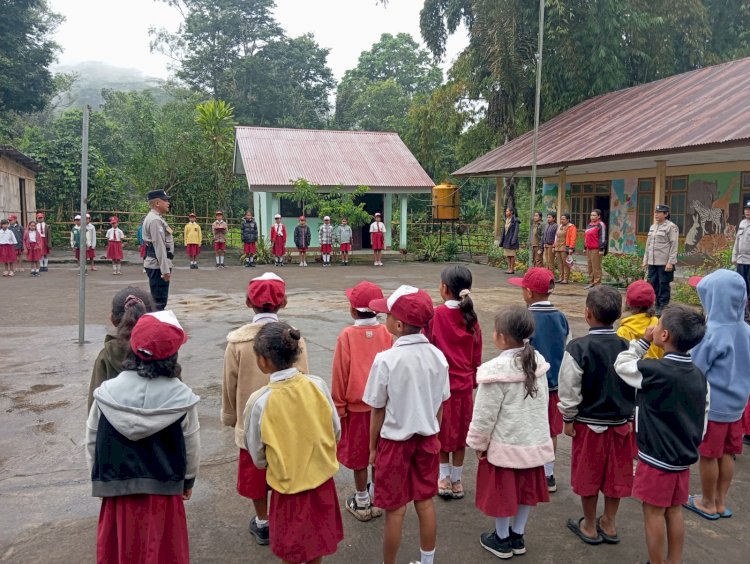 SAT BINMAS POLRES NGADA TANAMKAN NILAI NASIONALISME DAN KARAKTER POSITIF MELALUI UPACARA BENDERA DI SDN BOPOMA