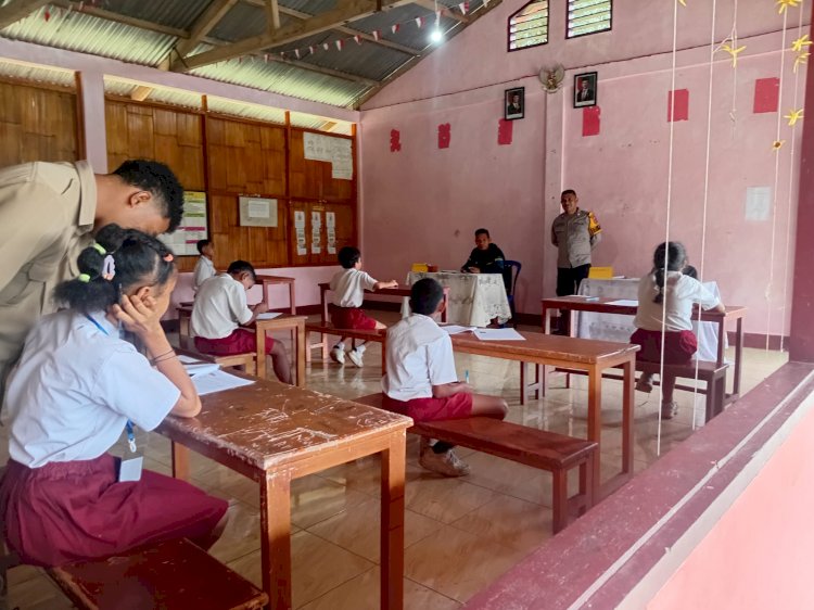 Bhabinkamtibmas Desa Naruwolo Melaksanakan Pembinaan dan Penyuluhan Kamtibmas kepada Siswa SDK Dona ‎