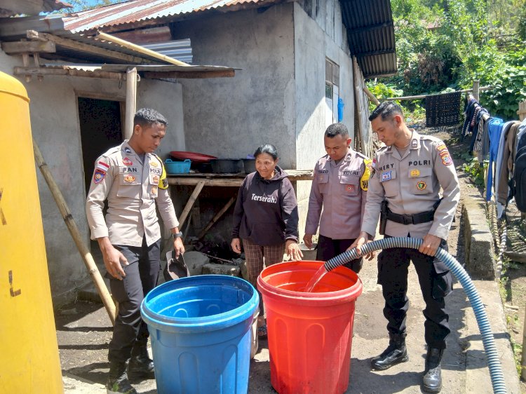 Polres Ngada Salurkan Bantuan Air Bersih untuk Warga Mangulewa