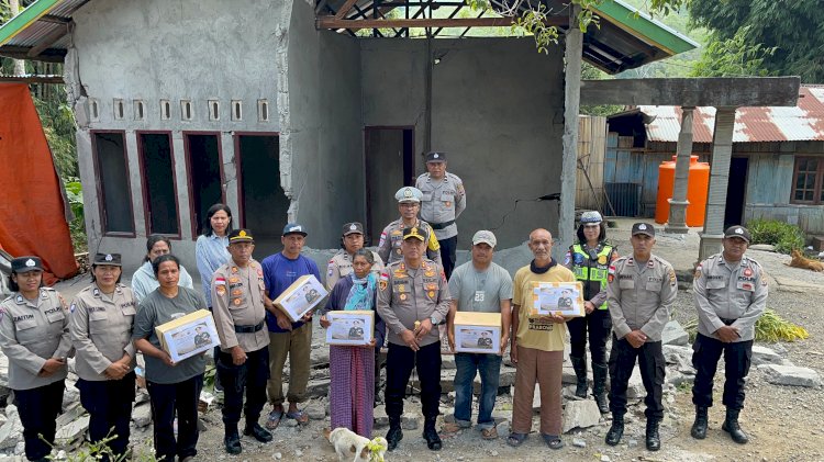 Kapolda NTT Salurkan Bantuan bagi Warga Terdampak Gempa Bumi di Ngada, Polres Ngada Turun Langsung Bantu Masyarakat
