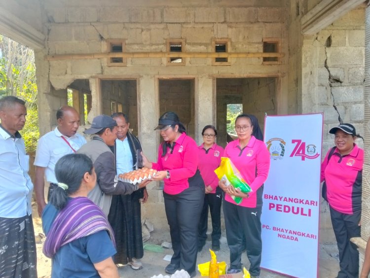 Kapolres Ngada Bersama Ketua Bhayangkari Salurkan Bantuan bagi Warga Terdampak Gempa di Bajawa ‎