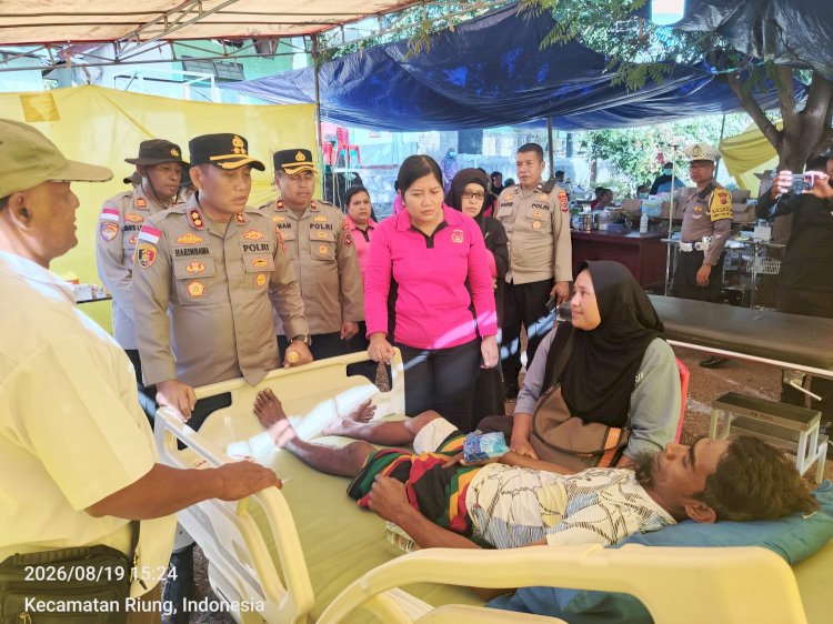 Kapolres Ngada Bersama Ketua Bhayangkari Cabang Tinjau Korban Gempa di Tenda Darurat Puskesmas Riung