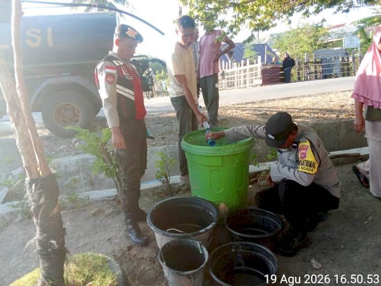 Polsek Riung Salurkan 5.000 Liter Air Bersih untuk Warga Terdampak Gempa
