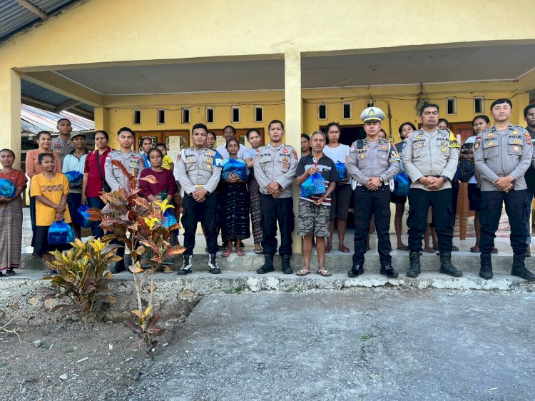 80 KK Terdampak Gempa Menerima Bantuan Sosial Polri Polres Ngada di Wolomeze