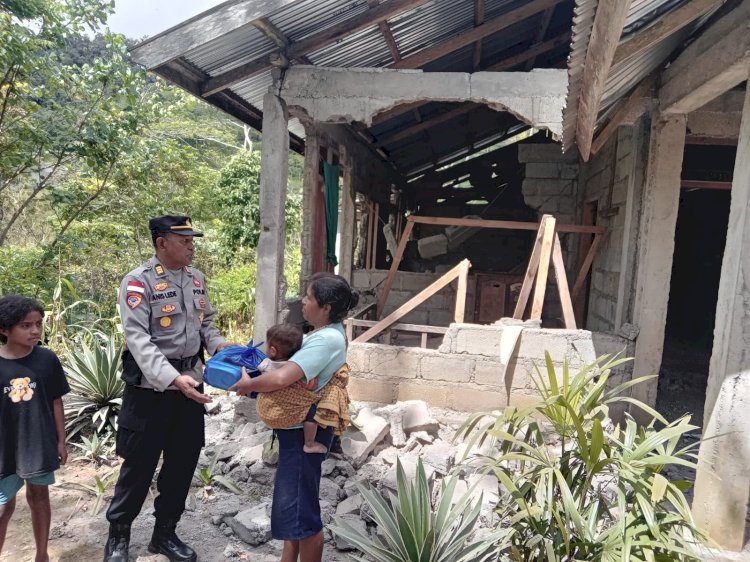 Di Tengah Jalan yang Rusak Polres Ngada Tetap Hadir, 50 KK Korban Gempa Golewa Menerima Bantuan