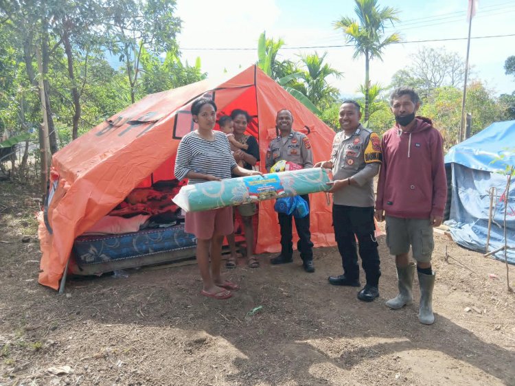 Polri Polres Ngada Hadir di Tengah Masyarakat, Bantuan Kapolda NTT Disalurkan kepada Korban Gempa di Bajawa Utara ‎